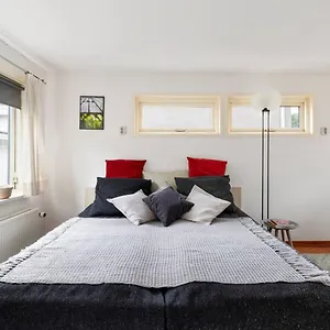 https://studio-on-a-houseboat-near-city-centre.amsterdamhotelsnl.com